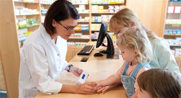 Apotheker als Hausarzt-Ersatz? Sind Fragen zu Hautproblemen auch beim Apotheker gut aufgehoben? Viele Hausärzte sehen das kritisch.