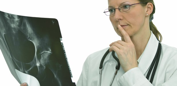 Sind Patienten verängstigt, hilft die Zweitbegutachtung ihres Falles oft, ihnen wieder Sicherheit zu geben.