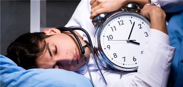 Sind Sie ausgelaugt und erschöpft? Dann sind Sie nicht alleine: Bei der Mitgliederbefragung MB-Monitor 2022 des Marburger Bunds berichteten einige Ärzte, dass sie irgendwann krank werden, weil sie dem Druck nicht mehr standhalten. (Symbolbild mit Fotomodell)
