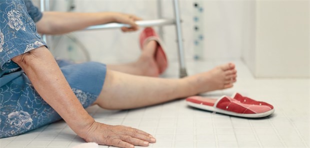 Sind ältere Menschen gestürzt, kommen häufig Bedenken auf, ob nach der Traumabehandlung eine vorherige Antikagulation fortgesetzt werden soll.