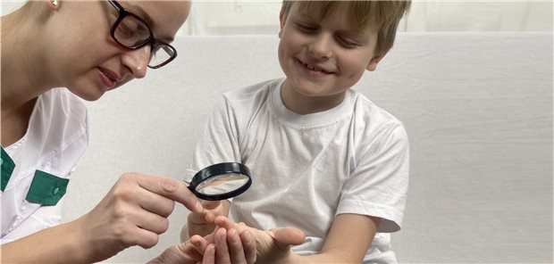 Sind es Dellwarzen? Die warzenähnlichen Papeln erreichen etwa die Größe eines Stecknadelkopfes.