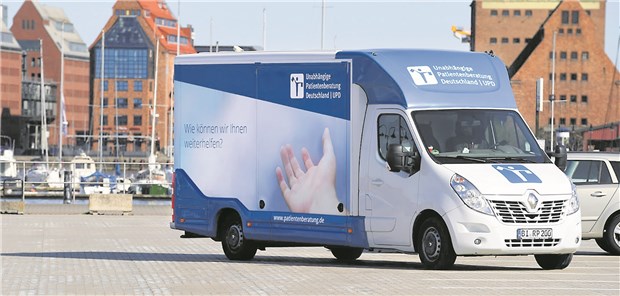 Rat zum Krankengeld heiß begehrt Sind seit April in Deutschland unterwegs: Eines von drei Patientenberatungsmobilen der Unabhängigen Patientenberatung.