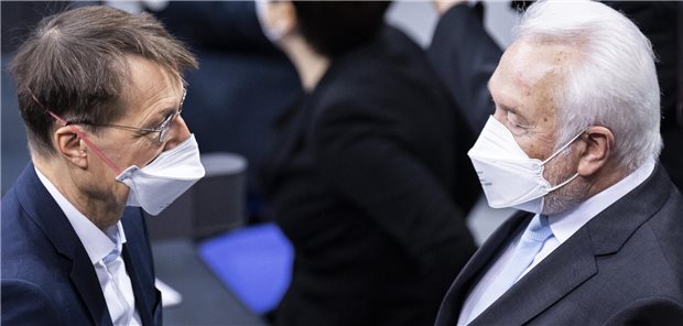Lauterbach: Corona-Maßnahmen mehr als begründet Sind sich uneins über die damals getroffenen Corona-Maßnahmen: Bundesgesundheitsminister Karl Lauterbach (l.) und Wolfgang Kubicki. (Archivbild)