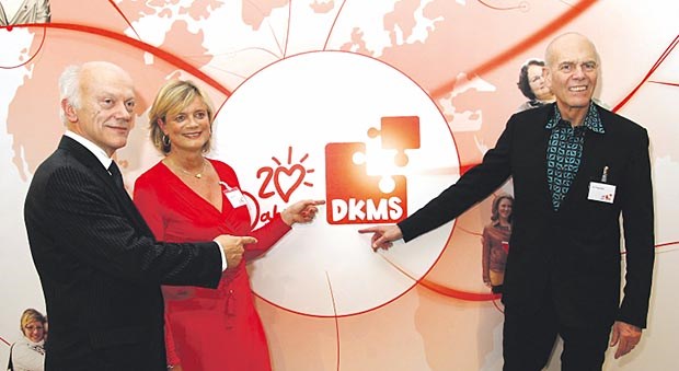 Ein Treffen mit den "genetischen Zwillingen" Sind von Anfang an mit dabei: DKMS-Gründer Peter Harf (links) und Professor Gerhard Ehninger (rechts) sowie die ehemalige Geschäftsführerin Claudia Rutts (zweite von links) bei der Feier in Berlin.