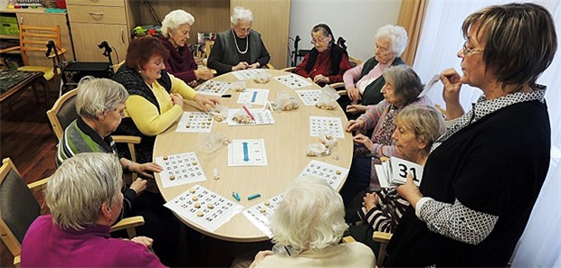 Wenn Zeit zum kostbaren Gut wird Singen, stricken, basteln: Sieben Tage die Woche haben die Bewohner des Johanniter-Stifts Ansprache, zeigt Alltagsbegleiterin Birgit Hamalega.