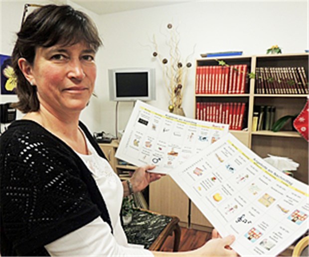 Wenn Zeit zum kostbaren Gut wird Singen, stricken, basteln: Sieben Tage die Woche haben die Bewohner des Johanniter-Stifts Ansprache, zeigt Alltagsbegleiterin Birgit Hamalega.