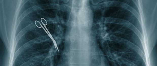 500 Fälle in Bayern Sinnbild: Schere im Thorax.