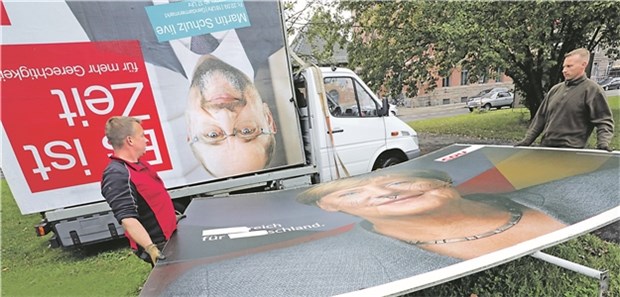 Quälende Konsensfindung ist eine Chance für Ärzte Sinnbild für das Ende der GroKo: Helfer entsorgen am Montag Wahlplakate von Herausforderer Martin Schulz und Kanzlerin Angela Merkel. © Wolfgang Kumm/dpa