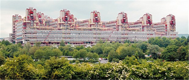 Klinikfinanzierung: Machtpolitik bei leeren Kassen Sinnbild technischer Monstrosität: Das Aachener Klinikum gilt vor allem als Architektur-Denkmal. © dpa