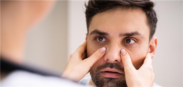 Mann wird an der Nase untersucht