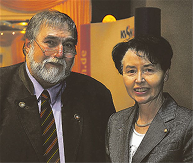 Neues Führungs-Duo für die Vertreterversammlung im Norden Sitzen der Abgeordnetenversammlung in Schleswig-Holstein vor: Dr. Christian Sellschopp und Dr. Monika Schliffke.
