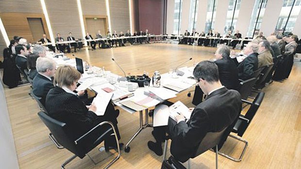 Rechte und Pflichten der Länder Sitzung im GBA-Konferenzraum: Bei Beratungen zur Bedarfsplanung sitzen die Bundesländer mit am Tisch.