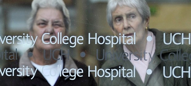Briten verordnen Ärzten mehr Wettbewerb Skeptische Blicke: Frauen in einem NHS-Hospital in London.