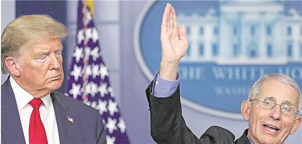 Der selbstgefällige Corona-Präsident Skeptischer Blick: Donald Trump (l.) missfällt, dass sein Corona-Berater Antony Fauci mit Fakten aufwartet, die das wahre Ausmaß der Pandemie transparent machen.