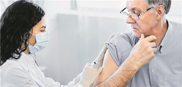 Skeptischer Blick: Für die Grippeimpfung ist manchmal viel Überzeugungsarbeit nötig.