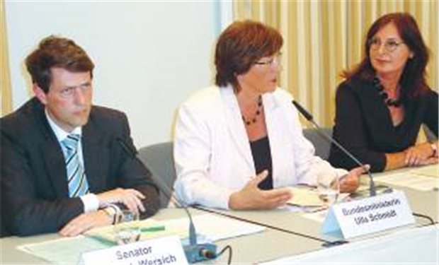 Zähes Ringen um Klinik-Finanzierung hinter den dicken Mauern des Plöner Schlosses Skeptischer Blick: Hamburgs Gesundheitssenator Dieter Wersich, Ministerin Ulla Schmidt, Gastgeberin Gitta Trauernicht.