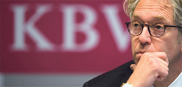 Kampf dem Versorgungsgesetz - mit allen Mitteln Skeptischer Blick in die Zukunft, was das Versorgungsstärkungs-Gesetz angeht: KBV-Chef Dr. Andreas Gassen.