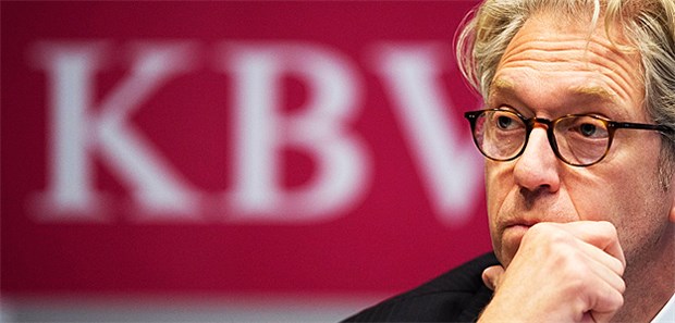 Letzte Chance für KBV! Skeptischer Blick von KBV-Chef Dr. Andreas Gassen. Gesundheitsminister Gröhe erhöht den Druck und droht mit einem Staatskommissar.