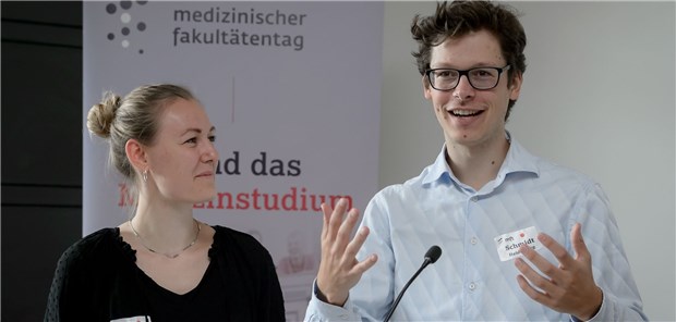 Digitale Kompetenzen? Nicht im Medizinstudium zu finden! Skizzierten die Folgen der Digitalisierung auf das Medizinstudium aus Sicht des bvmd: die Medizinstudierenden Lisa Schmitz und Jeremy Schmidt.