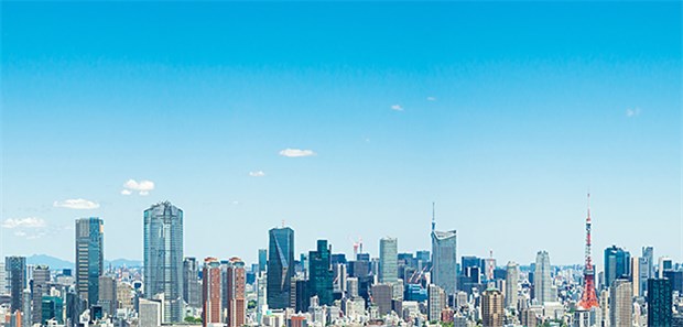 Skyline von Tokyo: Die Olympia-Organisatoren wollen Sportler und vor allem Zuschauer vor den hohen Sommertemperaturen schützen.