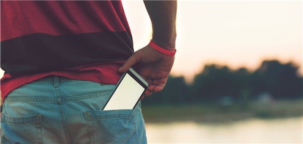 Smartphones können Schrittmacher und Defibrillatoren lahmlegen Smartphone: Das Magnetfeld bestimmter Modelle kann Schrittmacher und Defibrillatoren außer Kraft setzen. Deshalb sollten bestimmte Sicherheitsabstände eingehalten werden.