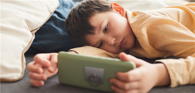 Bericht der Regierung: „Corona-Pandemie hat Leben der Kinder auf den Kopf gestellt“ Smartphone statt Bolzplatz: Im Vergleich zu 2019 ist die Online-Zeit im Pandemiejahr 2020 um 53 Minuten gestiegen, berichtet das Hilfe-Telefon „Nummer gegen Kummer“.