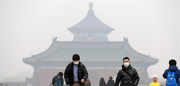 Kürzeres Leben durch dreckige Luft Smog in Peking: An manchen Tagen geht nichts ohne Mundschutz.
