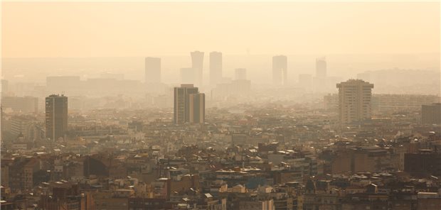 Smog über Barcelona: Wie wirkt sich Luftverschmutzung auf die Bildung von Antikörpern nach einer Impfung gegen COVID-19 aus? Das hat sich ein Forscherteam aus Barcelona angeschaut.