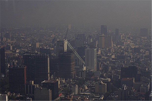 Leben in Mega-Städten macht Menschen oft krank Smog über Mexiko-Stadt: Trotz oftmals guter medizinischer Versorgung ist die Gesundheit von Menschen in Mega-Städten durch die Umweltbelastung gefährdet. © GranAngular / imago