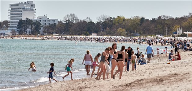 So dicht und doch entspannt: Im Mai 2021 tummeln sich die Sonnenhungrigen massenweise am Timmendorfer Strand.