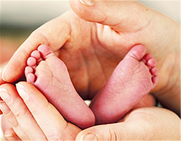 Hilfe für Mütter in der Krise - ein erfolgreiches Konzept So kleine Füße: Babys brauchen Zuwendung.