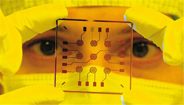 Abgespeckte Zellen sollen Biotechnologie revolutionieren So könnte die Zukunft der Medizin aussehen: Ein kleiner 3D-Biochip im Biotechnologisch-Biomedizinischen Zentrum der Universität Leipzig.