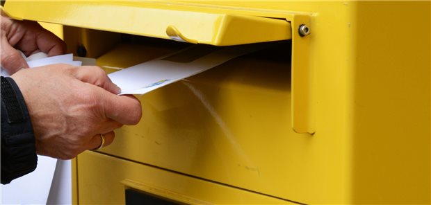 So lange Angestellte ihre Arbeitsunfähigkeitsbescheinigung per Post an ihren Arbeitgeber schicken müssen, sind sie auf dem Weg dahin unfallversichert.&#xA;