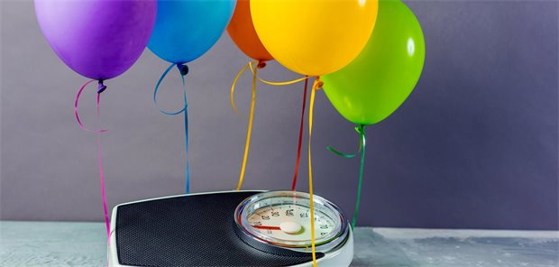 Luftballons an einer Waage