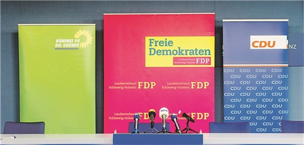Wirtschaft dringt auf Reform-Koalition So oder ähnlich könnte es auch in Berlin aussehen: Logos von Grünen, FDP und CDU stehen im Juni in Kiel im Saal der Landespressekonferenz.