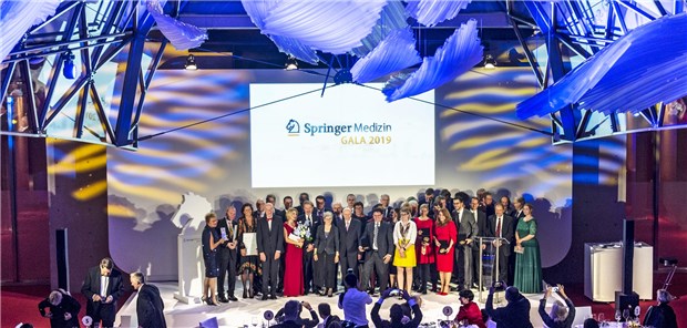 Innovationen und Ehrenamt für mehr Gesundheit So sehen Sieger aus: Am Ende der Springer Medizin Gala versammelten sich alle Preisträger sowie die Jury-Mitglieder und Sponsoren im Axica in Berlin auf der Bühne.