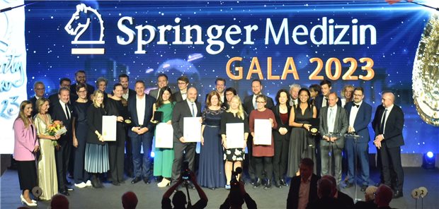 So sehen Sieger aus: Die diesjährigen Preisträgerinnen und Preisträger des Galenus-von-Pergamon-Preises und des Springer Medizin Charity Awards gemeinsam auf der Bühne.