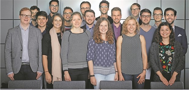 18 Mal 3000 Euro: Förderung für engagierte Medizinstudenten So sehen engagierte Ärzte von morgen aus: Stipendiaten des Wettbewerbs „ Medical Excellence“ 2017 nach dem Assessment-Center in Wiesloch bei MLP.