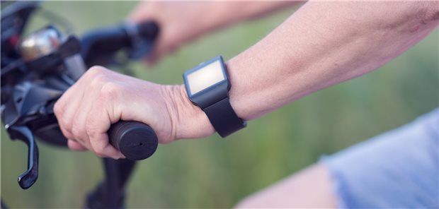 Tipps zum Radsport – auch für Herzkranke Seniorin fährt mit Pulsmesser Rad im Grünen