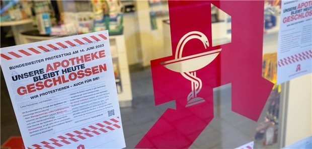 So sieht es heute vor vielen Apotheken im Bundesgebiet aus. Wer wissen will, warum die Branche streikt, muss das Kleingedruckte lesen.