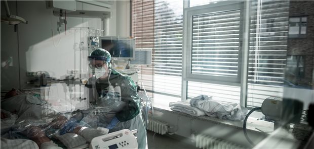 Wie hoch ist das SARS-CoV-2-Infektionsrisiko für Ärzte und Pfleger? So sollte es sein: Eine Pflegekraft in Schutzausrüstung betreut einen Corona-Patienten in einer Essener Klinik. Über 22.700 COVID-Infektionen von Angehörigen der Gesundheitsberufe wurden der BGW bislang gemeldet.