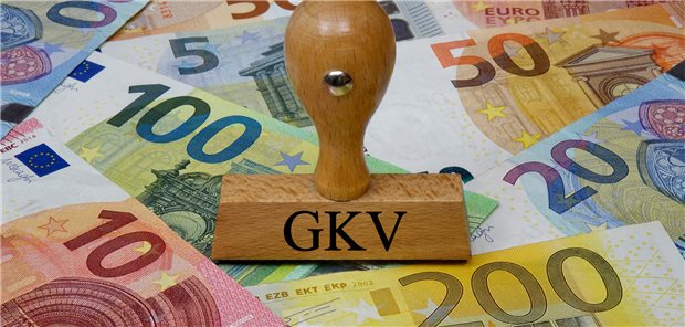 Stempel mit Aufschrift "GKV" auf Geldscheinen