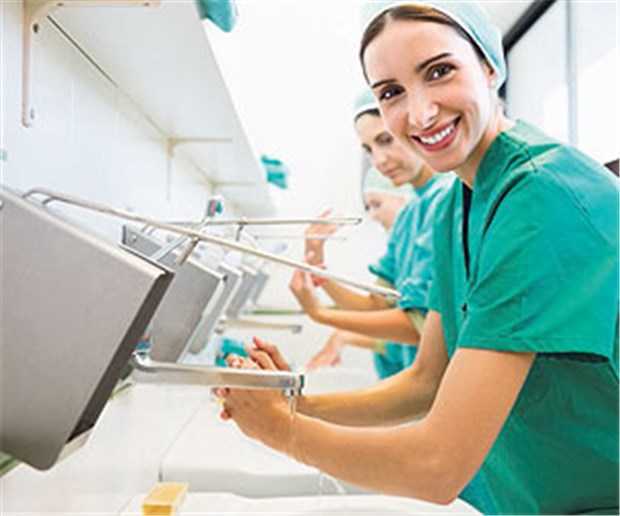 Neue Erreger plagen Kliniken So viel Zeit muss sein: Chirurginnen beim Händewaschen.