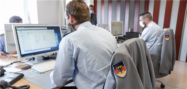 Soldaten helfen ÖGD bei Corona-Kontaktnachverfolgung So wie hier in Hamburg helfen auch in Mecklenburg-Vorpommern Soldaten der Bundeswehr in Gesundheitsämtern bei der Kontaktaufnahme zu gemeldeten Infizierten oder zu Kontaktpersonen von Infizierten.