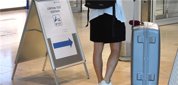 Deutsche Amtsärzte fordern Corona-Testpflicht für Einreisende aus China So wie im Sommer 2020 sollen sich jetzt wieder Einreisende testen lassen an Flughäfen. Diesmal betrifft es China-Reisende.
