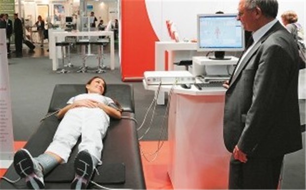 Ab 65 ist Bestimmung des Knöchel-Arm-Index ein Muss So wird heute der Knöchel-Arm-Index bestimmt. Einfach vier Manschetten an Armen und Beinen anbringen und ablesen!