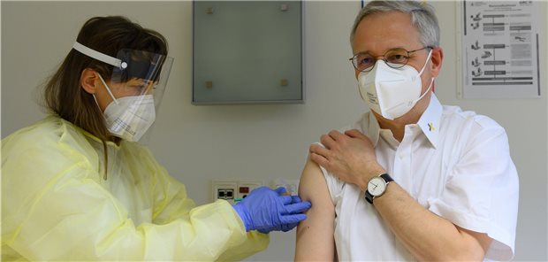 Intensivmediziner rufen Klinikpersonal zur Impfung auf So wünscht sich das die DGIIN: Anke Döring, Internistin im Städtischen Klinikum Dresden, impft zum Auftakt am Montag im Impfzentrum für Mitarbeiter Harlad Schmalenberg, Chefarzt der Onkologie, gegen COVID-19.