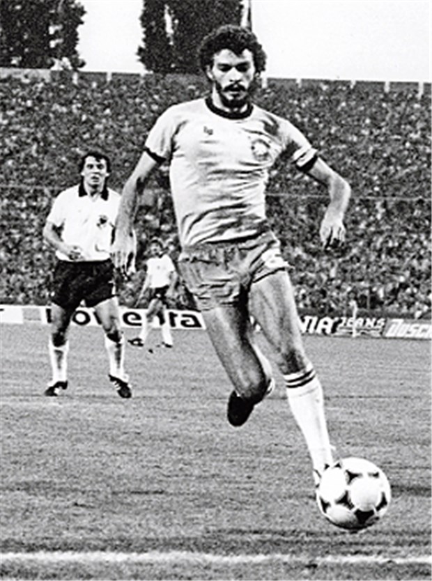 Dr. Sócrates vor seinem schwersten Kampf Sócrates 1981 beim Spiel gegen die deutsche Nationalmannschaft.