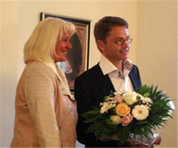 Eigene Praxis, keine Bürokratie Sögels Bürgermeisterin Irmgard Welling begrüßt Hausarzt Dr. Nils-Christian Höllger in Sögel.