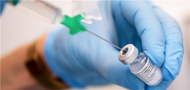 NRW erlaubt siebte Dosis aus Comirnaty-Ampulle Impf-Viole: Sofern sich aus einer Ampulle eine vollständige siebte Corona-Impfdosis aufziehen lässt, ist deren Gabe in Nordrhein-Westfalen künftig statthaft.